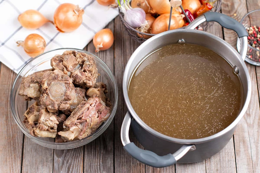 AOVE: Receta de caldo de huesos y aceite de oliva